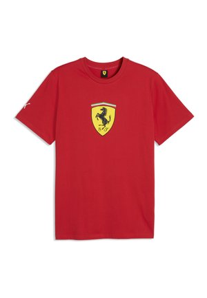 Rød T-shirt med korte ærmer med et centralt gult Ferrari skjoldlogo med en sort springende hest og bogstaverne S F.