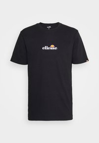 T-shirt noir à manches courtes avec logo blanc "ellesse" et un demi-cercle orange et rouge au-dessus sur la poitrine et la manche.