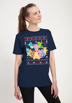 Navy t-shirt med legende bjørnegrafik i livlige farver, der viser snefnug, hjerter og træer i et festligt mønster.
