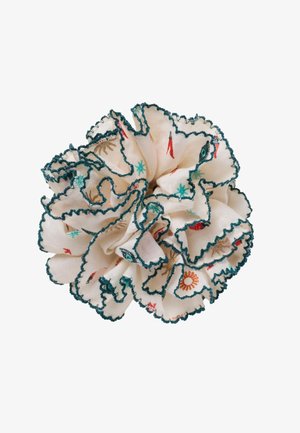 Flødefarvet stof scrunchie med grønne bølgede kanter og små farverige broderede motiver af chilipebre og sole.