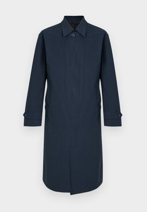 Dunkelblauer, einreihiger Trenchcoat für Herren mit spitzem Kragen, geknöpften Manschetten und verdeckten Frontknöpfen, vor weißem Hintergrund dargestellt.