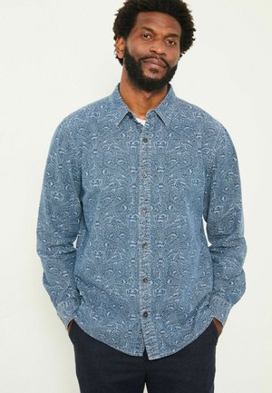 Blaue gemusterte Hemd aus leichtem Stoff mit langen Ärmeln, Kragen und Knopfleiste; hat florale Designs und einen lockeren Schnitt.