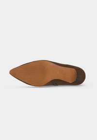 Semelle de chaussure pointue marron avec dessous lisse couleur fauve et numéro de taille 37 embossé près du talon.