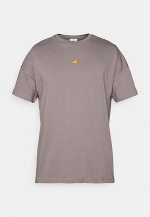 Grijze katoenen t-shirt met korte mouwen, voorzien van een klein, multicolore logo op de borst. Eenvoudig ontwerp met ronde hals, standaard pasvorm.