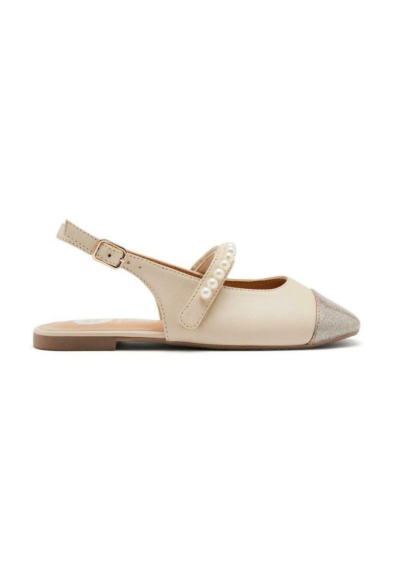 Bailarina beige con parte trasera, punta redonda, tapa metálica gris, perlas decorativas blancas y correa con hebilla. Material de cuero suave.