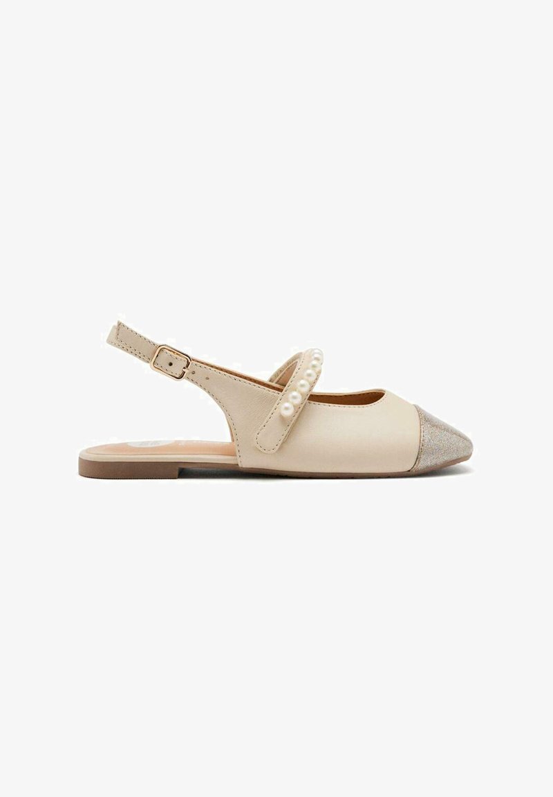 Bailarina beige con parte trasera, punta redonda, tapa metálica gris, perlas decorativas blancas y correa con hebilla. Material de cuero suave.