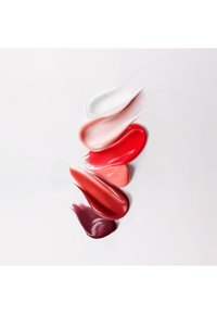 Cinque campioni di rossetto o gloss per labbra in bianco, rosa pallido, rosso brillante, corallo e bacca profondo disposti verticalmente su sfondo bianco.