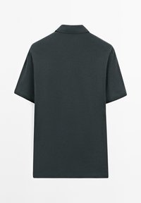 Polo gris foncé à manches courtes vu de dos avec un design sobre et un col classique.