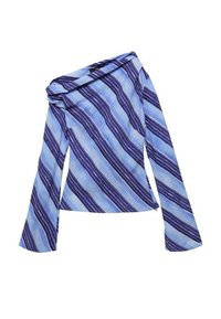 Blå og hvid stribet off-the-shoulder bluse med lange ærmer, der har diagonalt arrangerede linjer og en draperet udskæring.