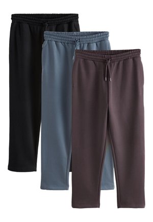 Három pár elasztikus derékpántos, húzózsinóros melegítőnadrág fekete, kék és sötétbarna színekben, fehér háttéren egymásra helyezve.