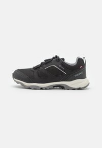 Černé sportovní boty s texturovaným svrškem, šedými akcenty, lehkou podrážkou a nastavitelnými tkaničkami. Obsahují vodotěsný materiál Gore-Tex.