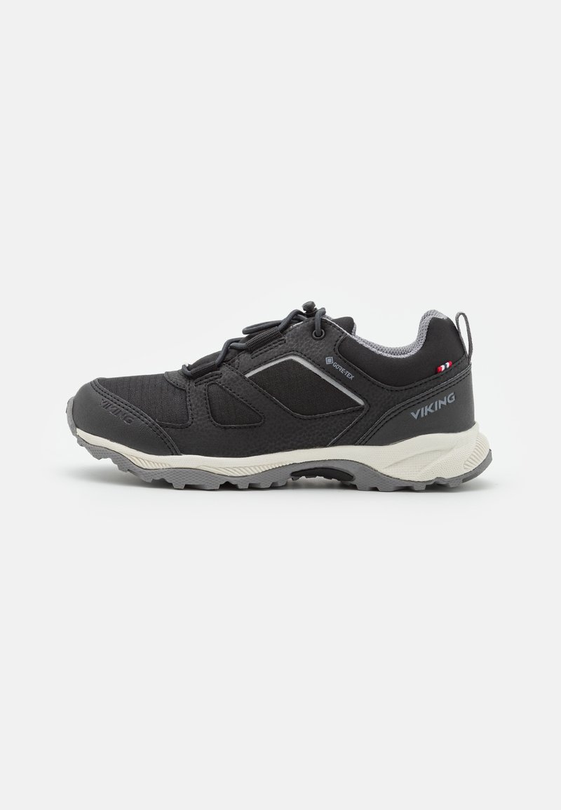 Černé sportovní boty s texturovaným svrškem, šedými akcenty, lehkou podrážkou a nastavitelnými tkaničkami. Obsahují vodotěsný materiál Gore-Tex.