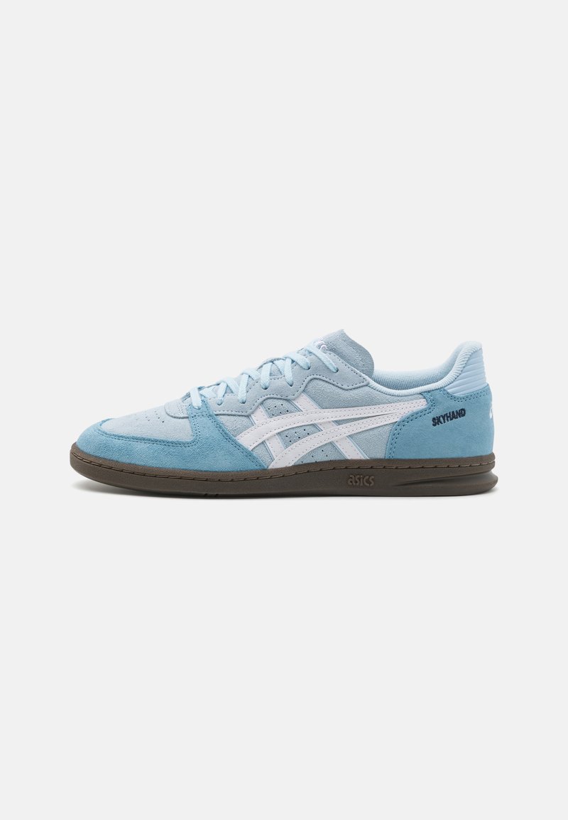 Zapatillas de ante azul y gris con detalles en blanco, diseño bajo, cierre con cordones y suela de goma marrón. Presenta la marca en los costados.