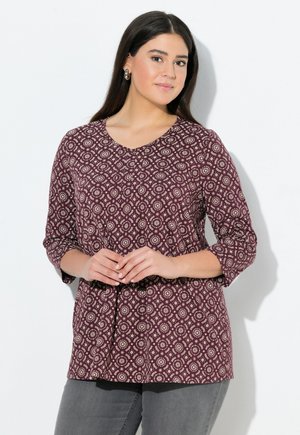 Haut bourgogne à motifs avec un décolleté en V, des manches trois-quarts et des motifs circulaires dans une teinte plus claire, fabriqué dans un tissu doux.