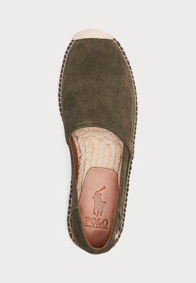 Olivengrønn semsket espadrille med beige stoffdetaljer, flettet jute-såle og brun lærinnsats med preget logo.