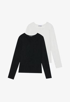 Divi ilgiem piedurknēm tops, viens melns un otrs balts, abiem ir kvadrāta izgriezums un tie ir izgatavoti no mīksta, elastīga auduma.