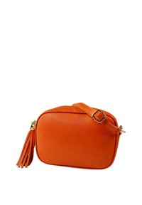 Oranges Leder-Crossbody-Tasche mit strukturiertem Finish, ausgestattet mit einer goldfarbenen Hardware-Schnalle und einem dekorativen Quasten. Rechteckige Form.