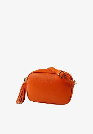 Oranges Leder-Crossbody-Tasche mit strukturiertem Finish, ausgestattet mit einer goldfarbenen Hardware-Schnalle und einem dekorativen Quasten. Rechteckige Form.
