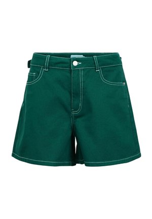 Shorts en denim vert foncé avec coutures contrastantes blanches, bouton sur le devant, passants pour ceinture et poches avant, présentés sur un fond blanc.