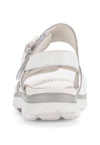 Weiße Sandalen mit einem weichen Leder-Obermaterial, einstellbarem Riemen, gepolstertem Fußbett und strukturiertem Gummisohle. Entwickelt für Komfort und Stabilität.