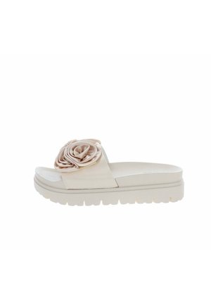 Sandalo beige con suola spessa e rosa decorativa in tessuto sulla fascia larga sopra.