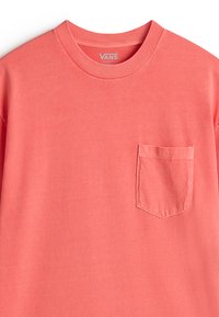 T-shirt Vans couleur corail avec col rond, poche poitrine gauche, manches courtes et étiquette de marque visible à l'intérieur du col.