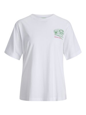 T-shirt blanc à manches courtes avec un petit motif vert et rouge représentant des rouleaux de sushi et le texte « SINCE 2020 » sur la poitrine en haut à gauche.