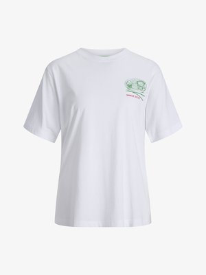 T-shirt blanc à manches courtes avec un petit motif vert et rouge représentant des rouleaux de sushi et le texte « SINCE 2020 » sur la poitrine en haut à gauche.