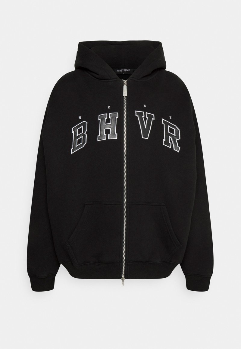 Felpa nera con zip realizzata in tessuto morbido, dotata di cappuccio, tasche frontali e lettere 'WRST BHVR' ricamate in grigio sul petto.