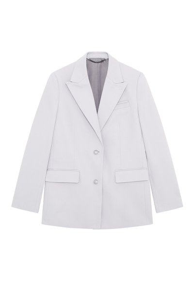 Blazer grigio chiaro con una vestibilità su misura, rever a punta, due bottoni, tasche laterali e una texture liscia. Design semplice e minimalista.