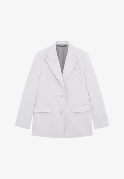 Jasnoszary żakiet o dopasowanym kroju, z wyciętymi klapami, na dwa guziki, z bocznymi kieszeniami i gładką teksturą. Prosty i minimalistyczny design.