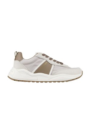 Sneaker bianchi e beige realizzate in materiali mesh e suede, con un profilo basso, design con lacci e suola in gomma testurizzata. Dettagli del logo in evidenza.