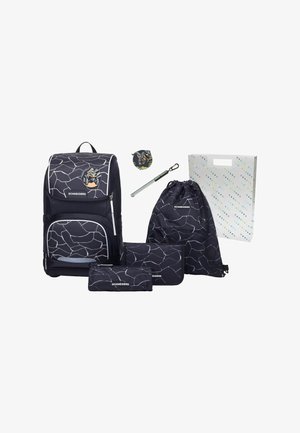 Zaino nero con motivo screpolato, con un logo. Include astuccio coordinato, sacca con coulisse e borsa con manico. Tessuto dalla trama strutturata.