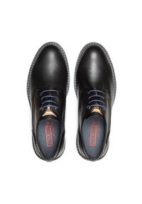 Chaussures noires en cuir avec un bout arrondi, des lacets bleus, des coutures discrètes et des semelles intérieures rembourrées avec un logo rouge sur la doublure intérieure.