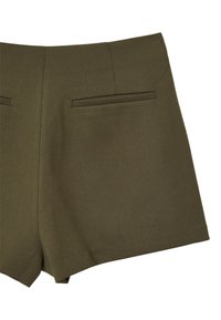 Olivgrüne Shorts aus strukturiertem Stoff, ausgestattet mit zwei Gesäßtaschen und einem sauberen Finish sowie einem maßgeschneiderten Design.