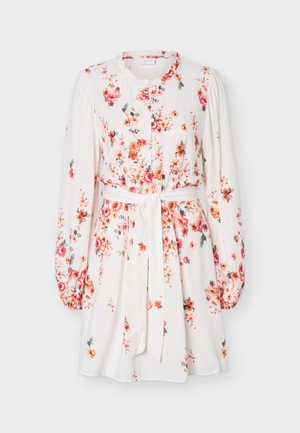 Λευκό μακρυμάνικο φόρεμα με λουλούδια σε πορτοκαλί και ροζ αποχρώσεις, μπροστινό κούμπωμα με κουμπιά, ρεβέρ στους καρπούς και ζωνάκι στη μέση δεμένο με φιόγκο.