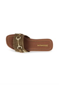 Sandal in suede marrone con accentuazione frangiata e hardware in tono oro. Caratterizzata da una soletta ammortizzata e dettagli cuciti sulla suola.