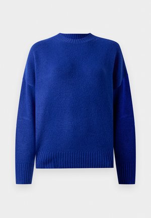 Sveter z dlhým rukávom modrej farby, s okrúhlym výstrihom, vyrobený z vlny, s rebrovanými manžetami a spodným lemom, vystavený na bielom pozadí.