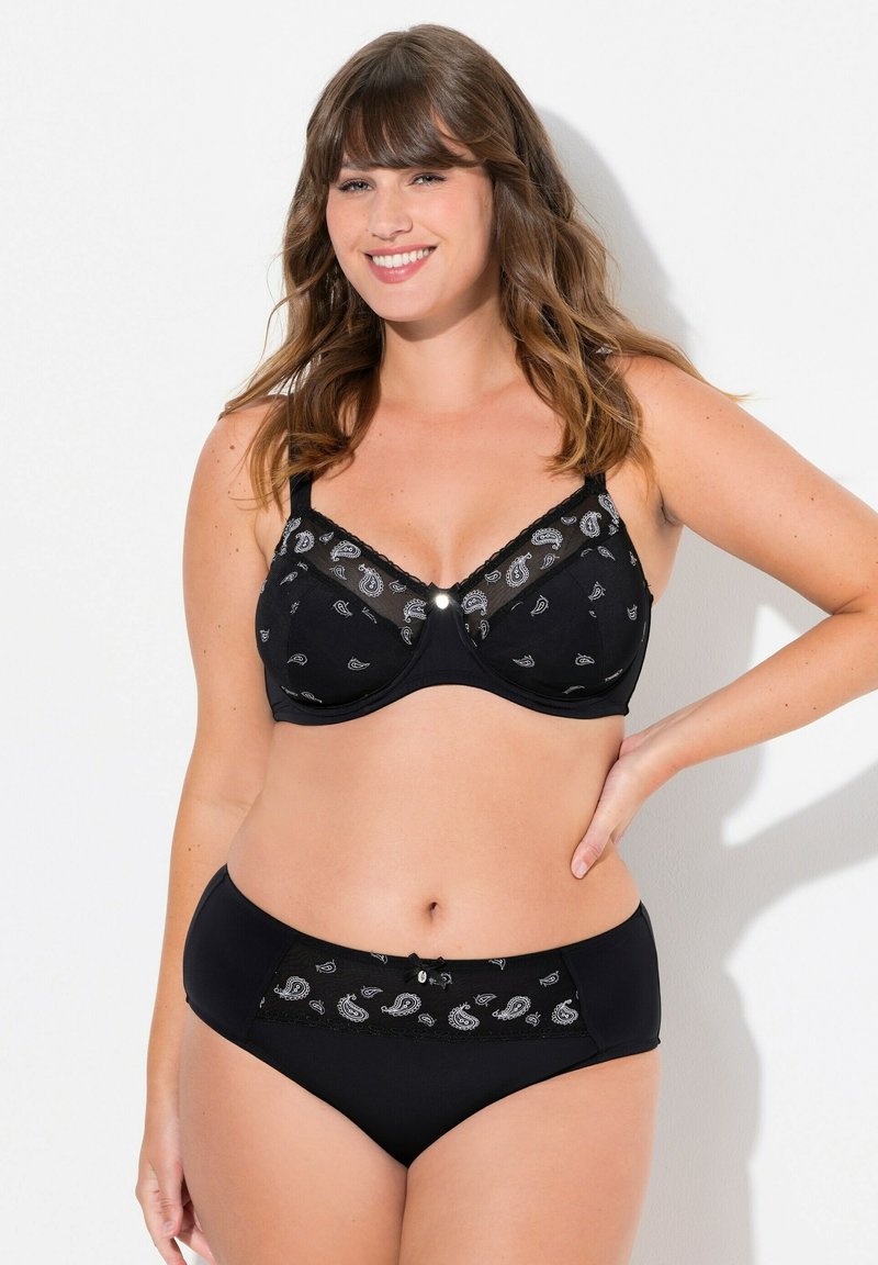 Ensemble de lingerie noir composé d'un soutien-gorge et d'une culotte avec des motifs paisley, des bordures en dentelle et des détails en mesh. Le soutien-gorge possède des bonnets à armatures et des bretelles réglables.