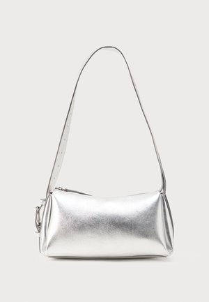 Sac d'épaule rectangulaire argenté brillant avec une longue bandoulière réglable et une fermeture éclair sur le dessus, présenté sur un fond uni.