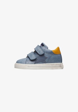 Scarpe da ginnastica blu per bambini con due cinturini in Velcro, una toppa a forma di stella sul lato, suola bianca e dettaglio giallo sul tallone.