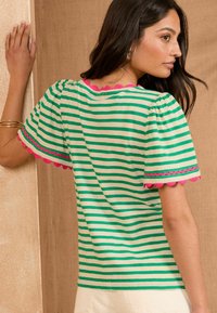 Love & Roses REGULAR FIT-SCALLOP V-NECK - Camiseta estampada - green stripe