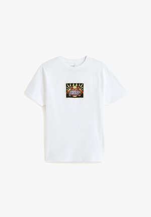 Biała bawełniana koszulka z kolorowym wzorem graficznym z przodu, w kształcie prostokąta, na czarnym tle, z motywem promieni słonecznych.