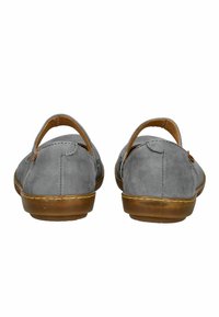 Šedé semišové boty s otevřenou patou, hnědými akcenty a prošíváním. Ploché podrážky a zaoblená špička pro ležérní design.