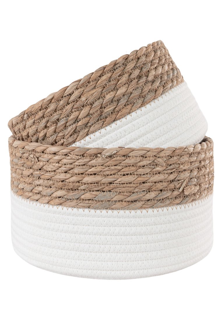 Zwei ineinander gestellte runde Lagerkörbe aus gewebten Naturfasern und weißem Stoff mit Zickzack-Stitching-Detail.