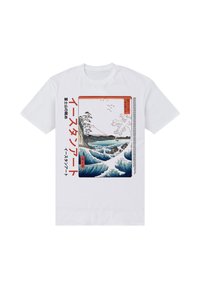 Biała bawełniana koszulka z nadrukiem fal i gór w odcieniach niebieskiego i białego, z czerwonymi i czarnymi akcentami tekstu w języku japońskim.