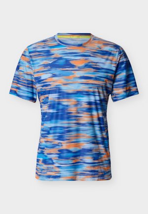 Αθλητική κοντομάνικη μπλούζα με μπλε, πορτοκαλί και λευκά αφηρημένα οριζόντια σχέδια και μικρό λευκό λογότυπο στο στήθος.