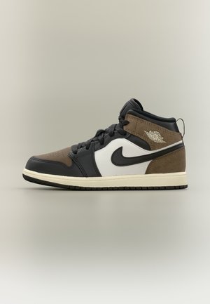 High-top Nike Air Jordan sneaker i sort, brun ruskind og hvidt læder med sort swoosh og cremefarvet sål på neutral baggrund.
