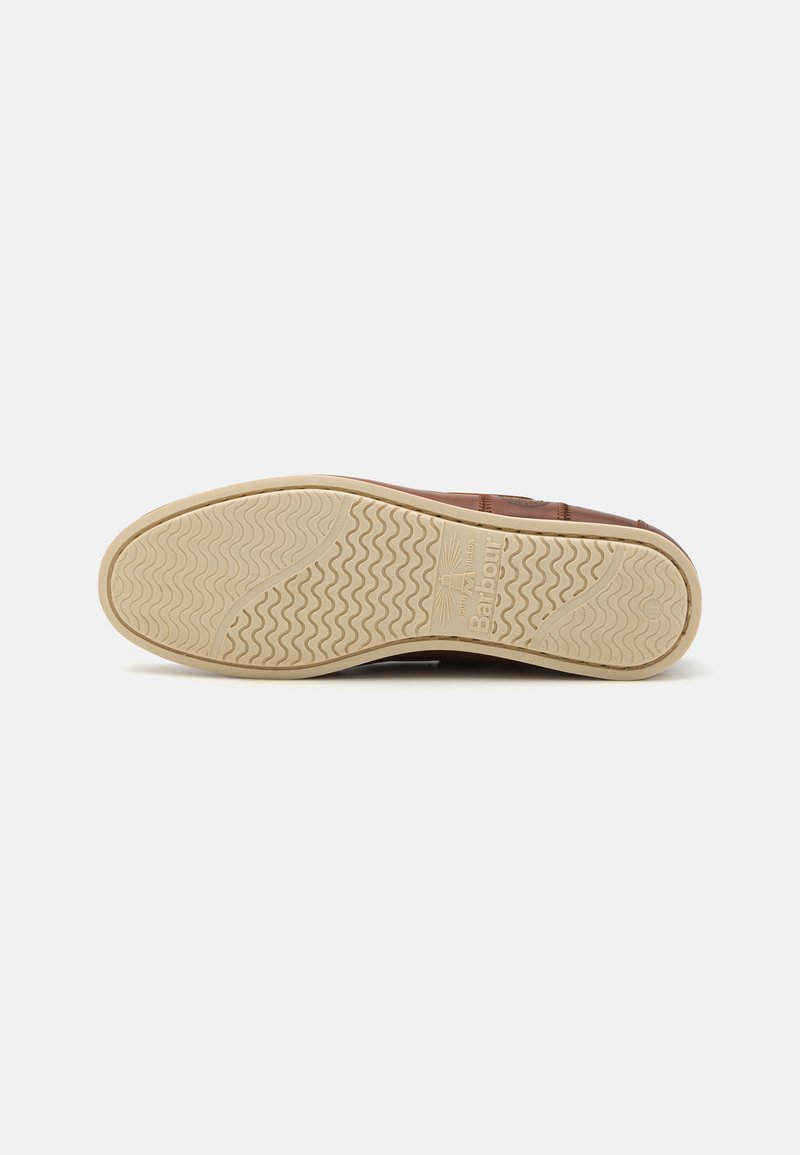 Semelle en caoutchouc marron avec un motif texturé en vagues, dotée d'un bord crème. Logo "Barbour" embossé sur le côté de la semelle.