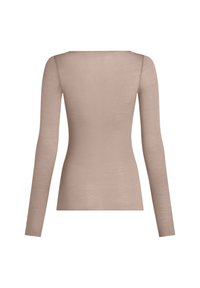 Langsleeve top van een zachte beige stof met een gladde textuur, aansluitend ontwerp en een vierkante halslijn. Geen zichtbare patronen of versieringen.